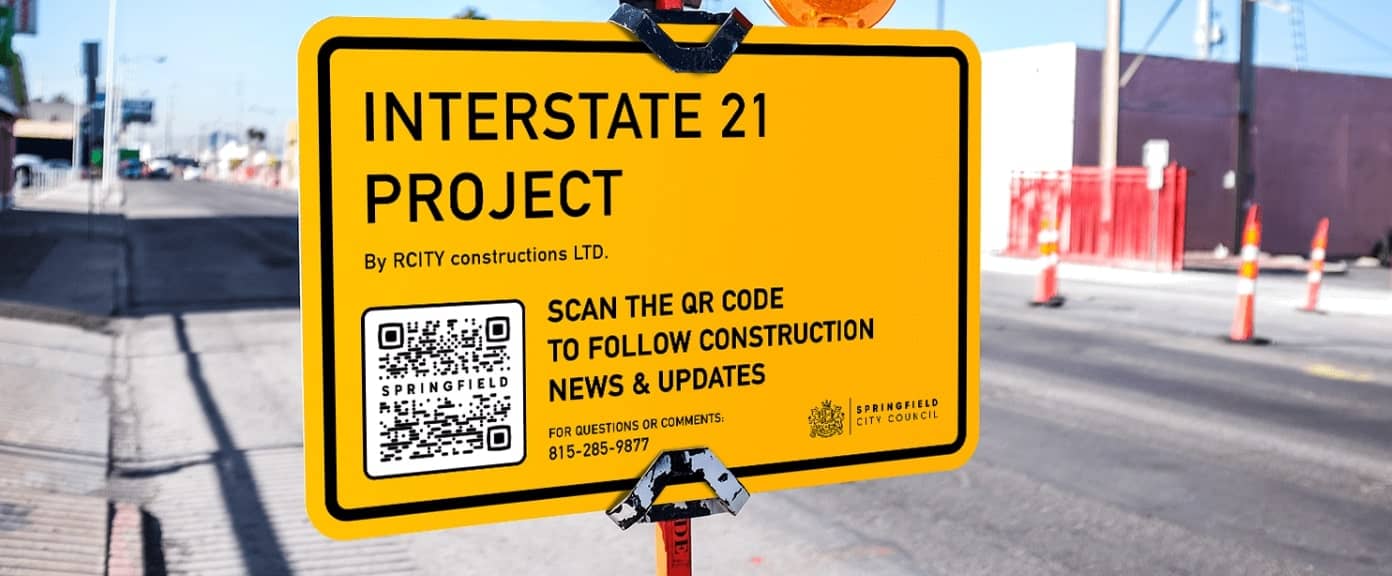 Code QR sur un panneau pour promouvoir les actualités de la ville sur les médias sociaux