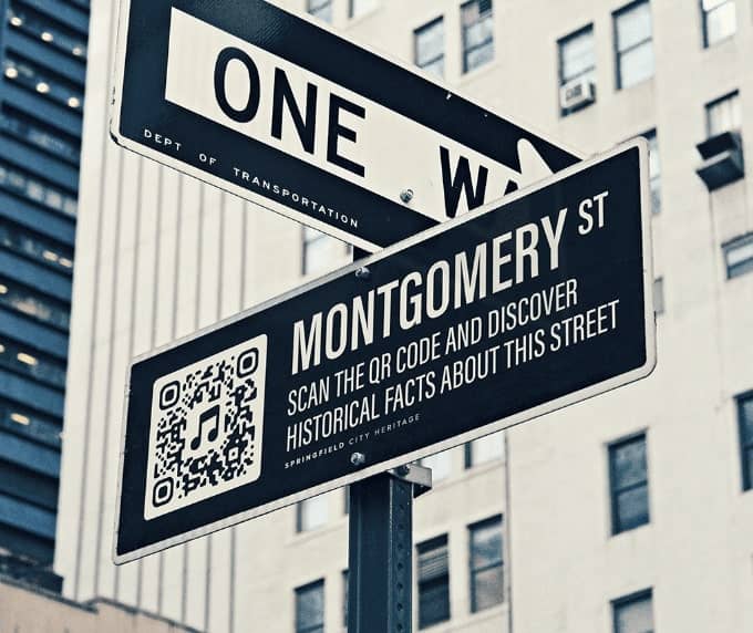 Idée de code QR sur un panneau pour mettre en avant les aspects historiques d’une rue