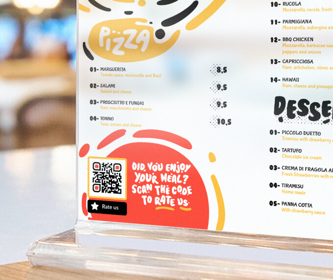 Cavalier de table d’un restaurant avec un code QR permettant aux clients d’évaluer les mets et le service sur une échelle d’une à cinq étoiles.