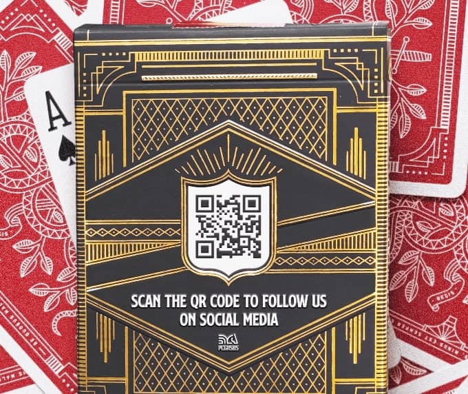 Idée de code QR sur un jeu de société pour promouvoir des réseaux sociaux