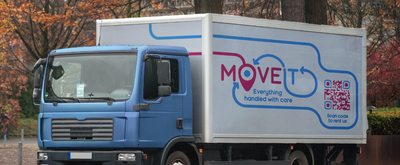 Camion de déménagement avec code QR vers une plate-forme de réservation en ligne.