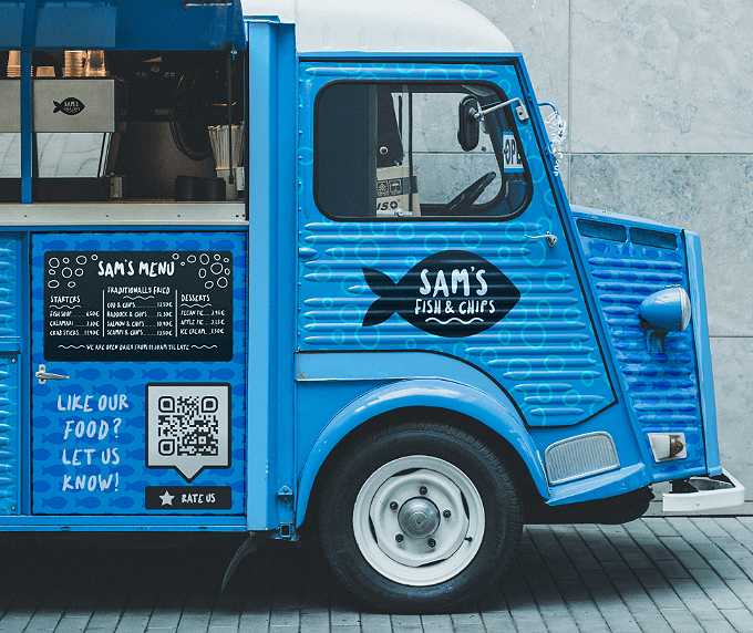 Camion-cuisine avec un code QR permettant aux clients d’évaluer la nourriture sur une échelle de cinq étoiles.