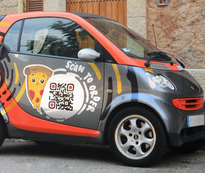 Véhicule de livraison de plats à emporter avec code QR vers une plate-forme de commande en ligne.