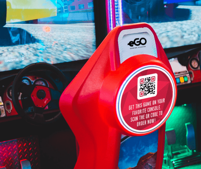 Code QR sur un jeu d’arcade pour promouvoir la version sur console du jeu.