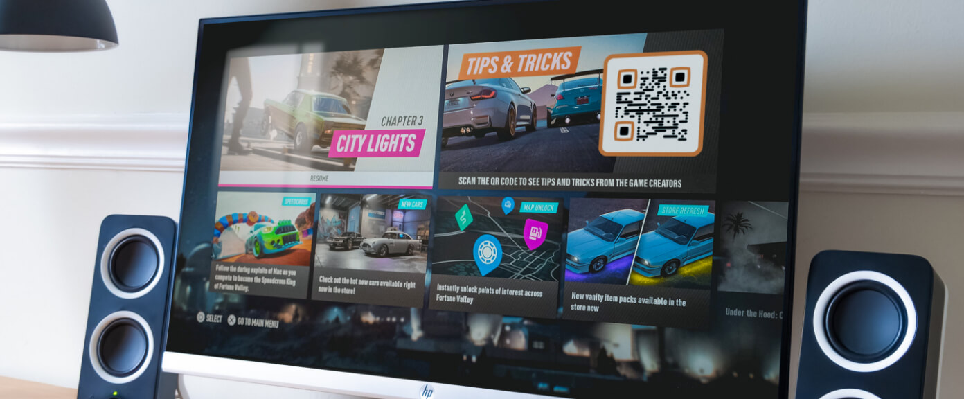 Menu principal d’un jeu sur PC affichant un code QR vers les trucs et soluces du jeu.