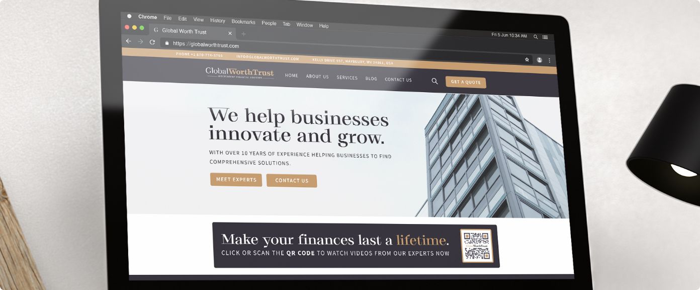 Idée de code QR sur une bannière pour promouvoir des vidéos d’experts financiers