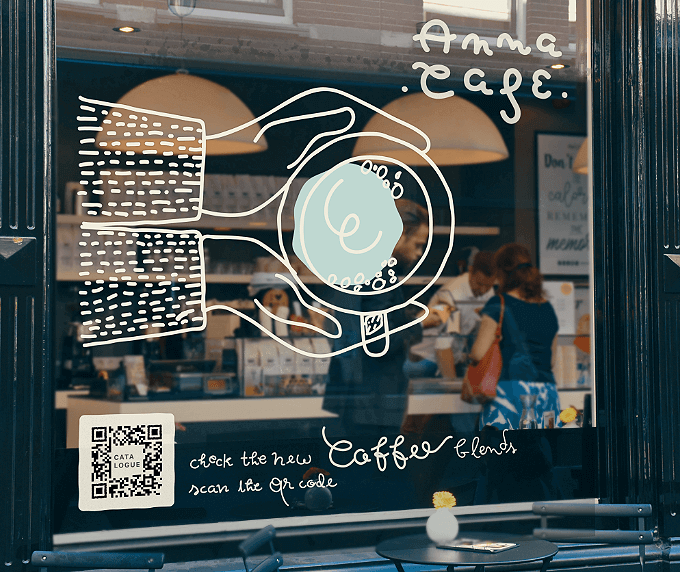Vitrine d’un café avec un code QR vers le menu et les offres du jour.