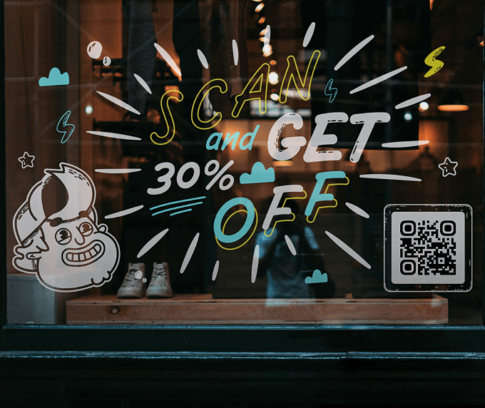 Vitrine d’un magasin de prêt-à-porter avec un code QR vers un bon de réduction.