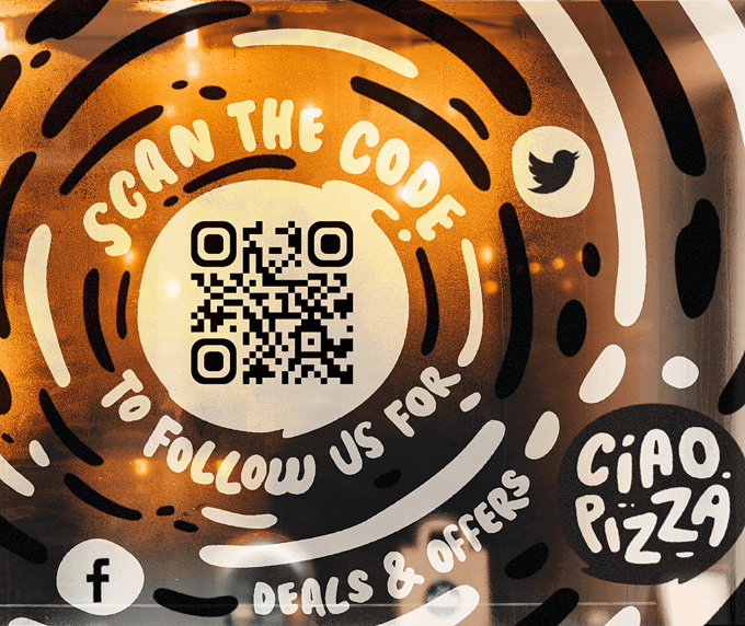 Vitrine d’un restaurant avec un code QR vers toutes les chaînes de médias sociaux réunies sur une page.