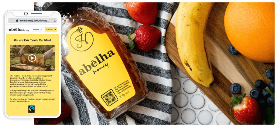 Smartphone à côté d’une bouteille de miel et d’un assortiment de fruits
