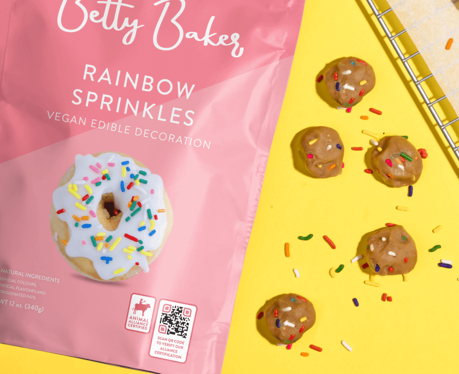 Emballage rose avec un code-barres 2D à côté de pâte à cookies et de papier cuisson