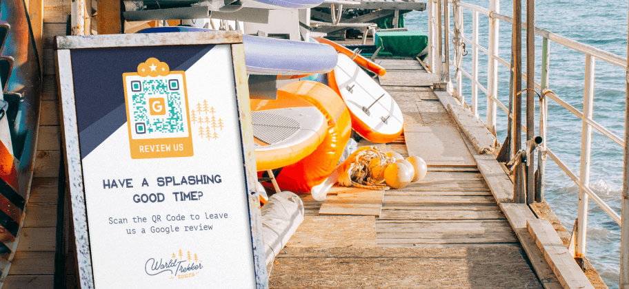 Pub avec code QR sur un ponton pour une entreprise de circuits en kayak encourageant la clientèle à laisser un avis Google.