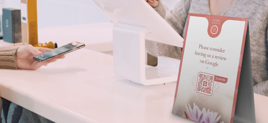 La réception d’un centre de soins bien-être avec un affichage bien en vue encourageant la clientèle à laisser un avis sur Google avec un code QR.