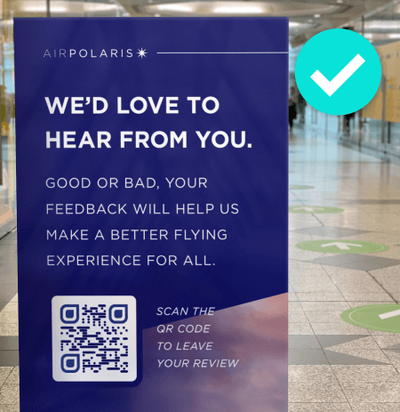 Affiche d’une compagnie aérienne encourageant les passagers à donner leur avis en scannant le code QR.