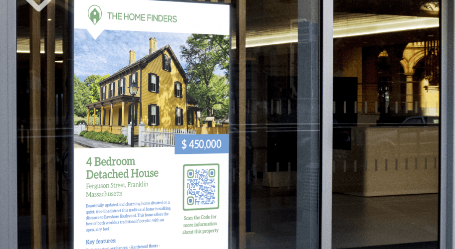 L’affichage dans cette vitrine fait la publicité d’une propriété à vendre. Le code QR permet aux personnes intéressées d’obtenir toutes les informations souhaitées.