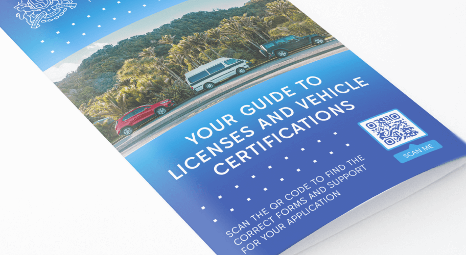 Une brochure encourageant le public à scanner le code QR pour obtenir des informations sur les licences et certifications de véhicules.
