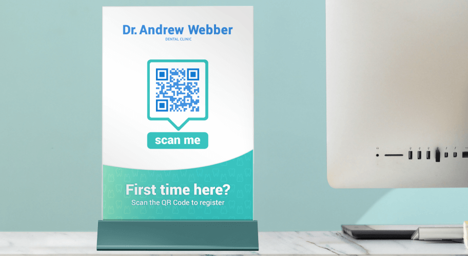 Un cavalier de table dans une clinique dentaire avec un code QR permettant à la patientèle de signaler son arrivée.