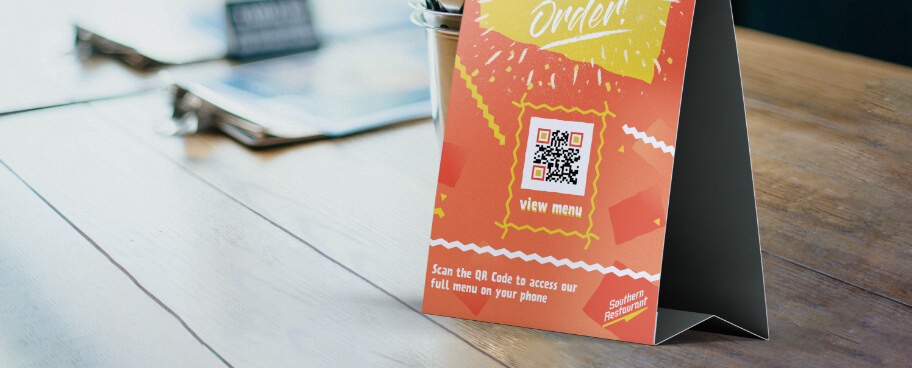 Idée de code QR pour un menu de restaurant sur un cavalier de table